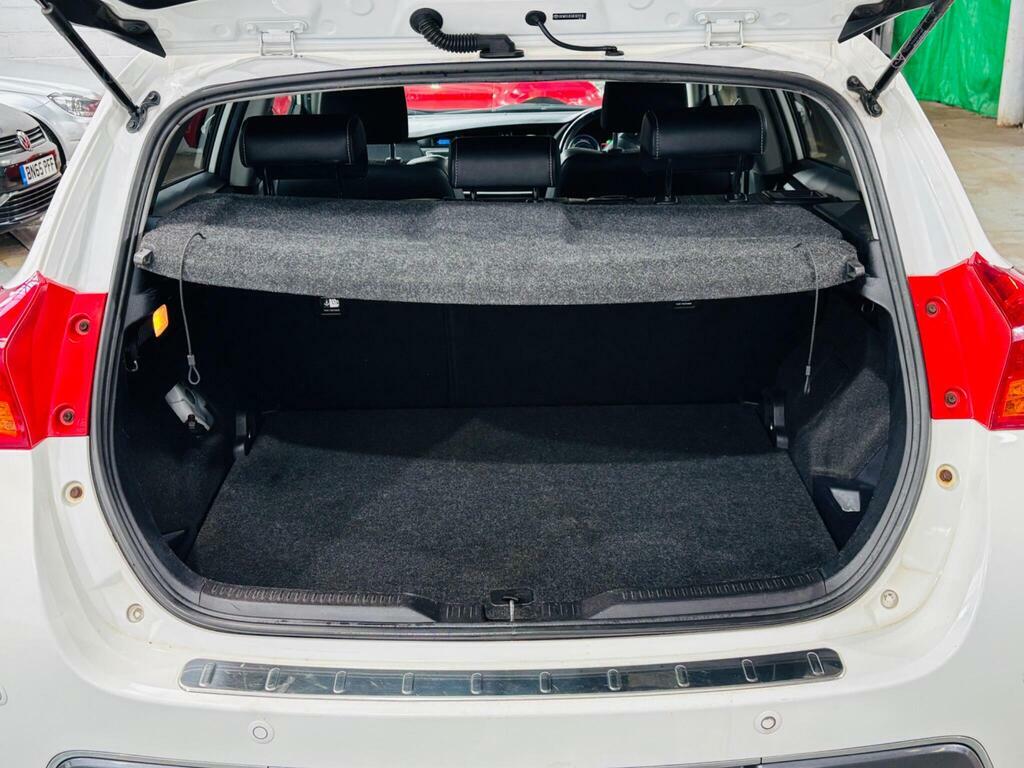 Toyota Auris Auris Excel D-4d White #24