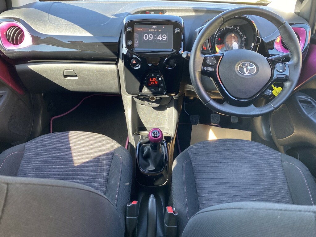 Toyota Aygo 1.0 Vvt-i X-cite Purple #2