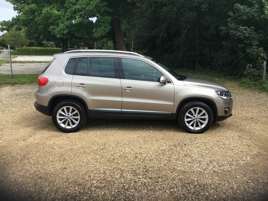 Volkswagen Tiguan 2.0 Tdi Bluemotion Tech Se Suv Dsg 4Wd Beige #3