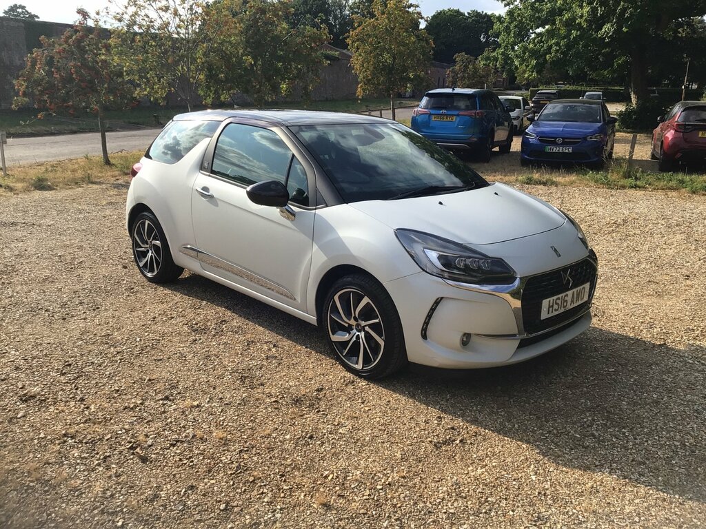 DS DS 3 1.2 Puretech Givenchy Le Makeup Hatchback Petr White