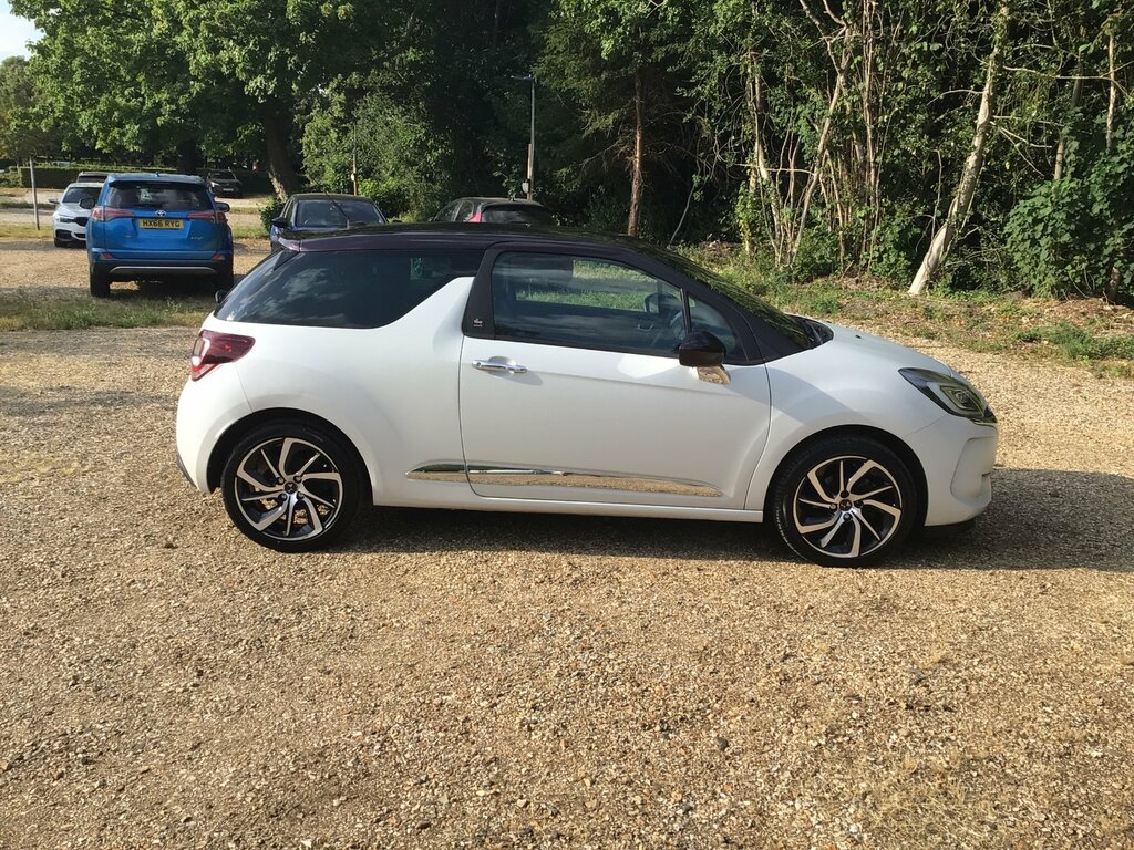 DS DS 3 1.2 Puretech Givenchy Le Makeup Hatchback Petr White #3