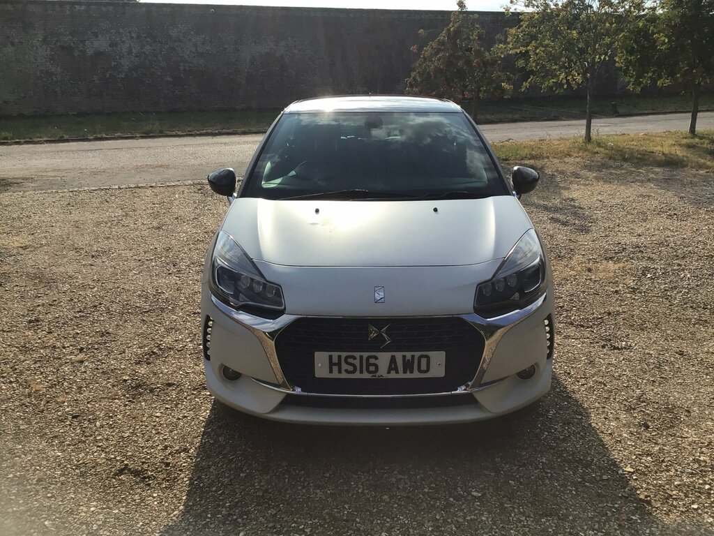 DS DS 3 1.2 Puretech Givenchy Le Makeup Hatchback Petr White #4