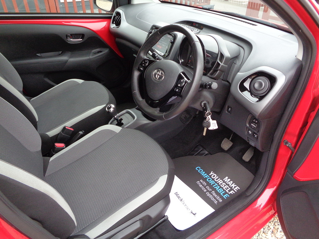 Toyota Aygo Vvt-i X-play Red #6