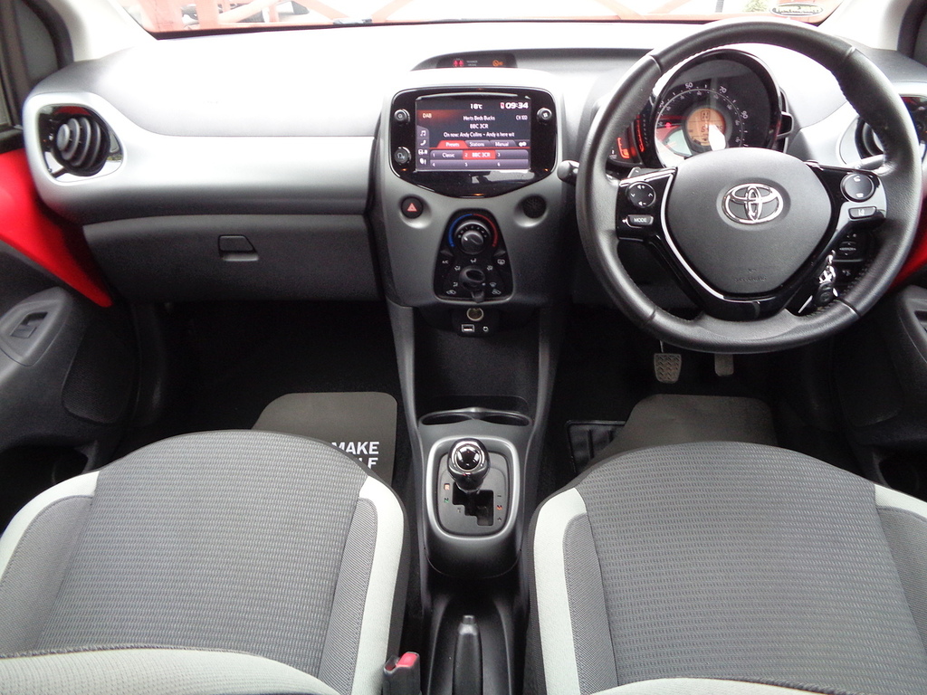 Toyota Aygo Vvt-i X-play Red #2
