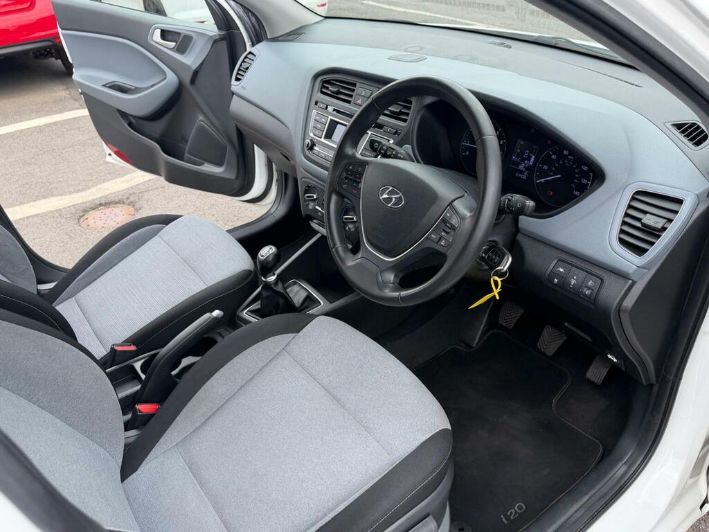 Hyundai I20 Hatchback 1.2 Blue Drive Se Euro 6 Ss 2015 NG64UHM White #2