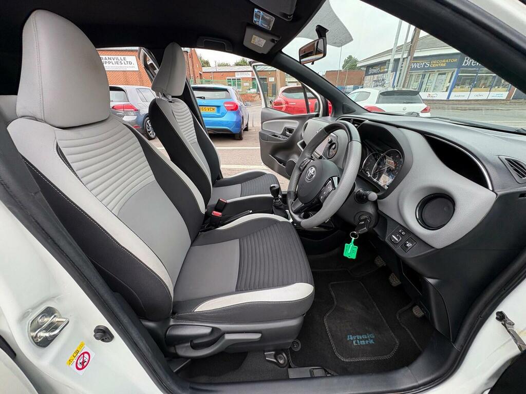 Toyota Yaris Hatchback 1.33 Dual Vvt-i Design Euro 6 2016 SE16RJV White #4
