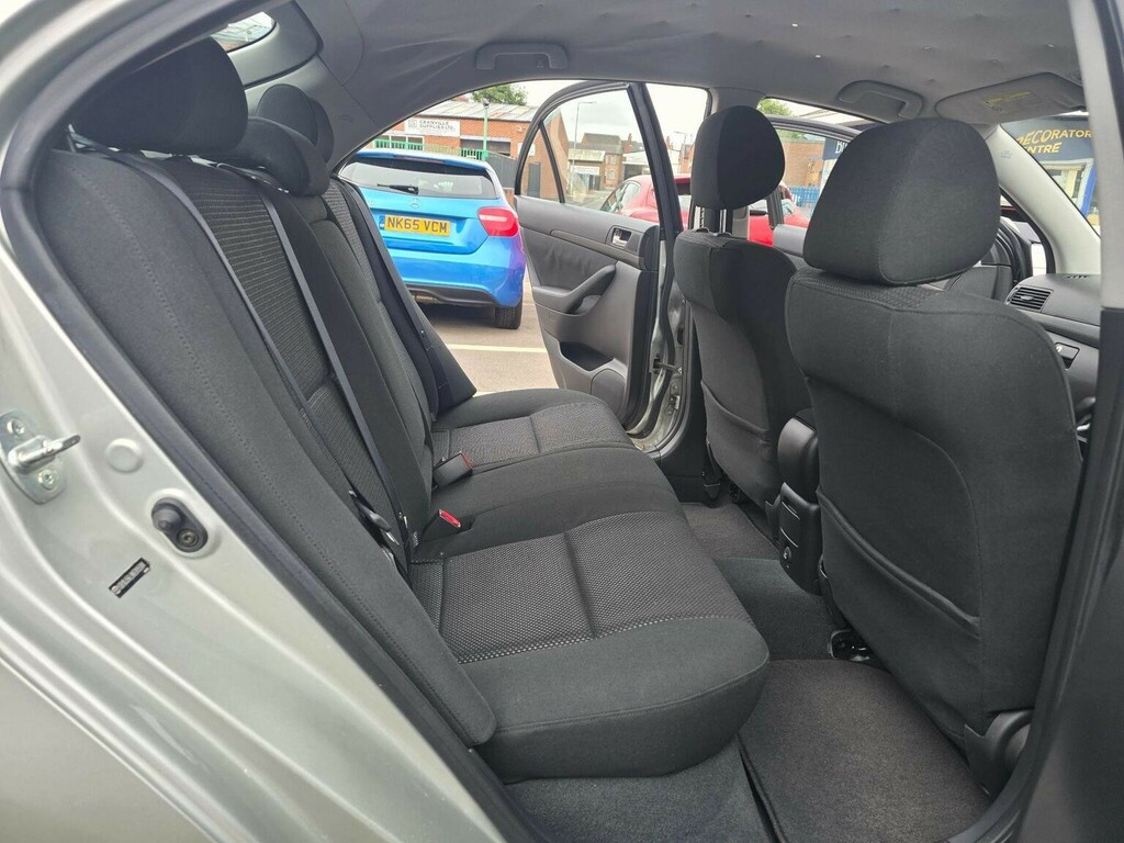 Toyota Avensis Hatchback Green #18