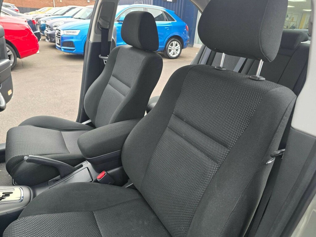 Toyota Avensis Hatchback Green #20