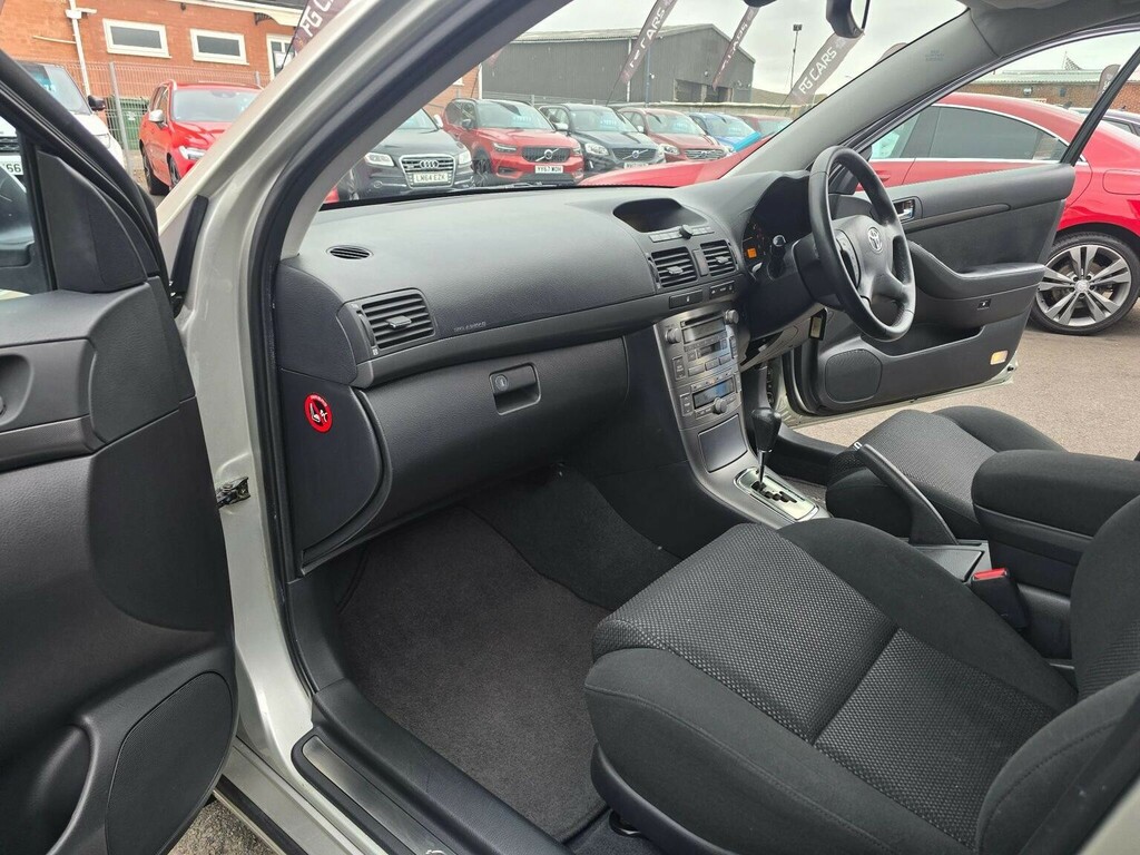 Toyota Avensis Hatchback Green #17