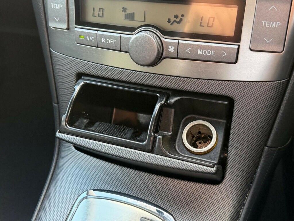 Toyota Avensis Hatchback Green #33