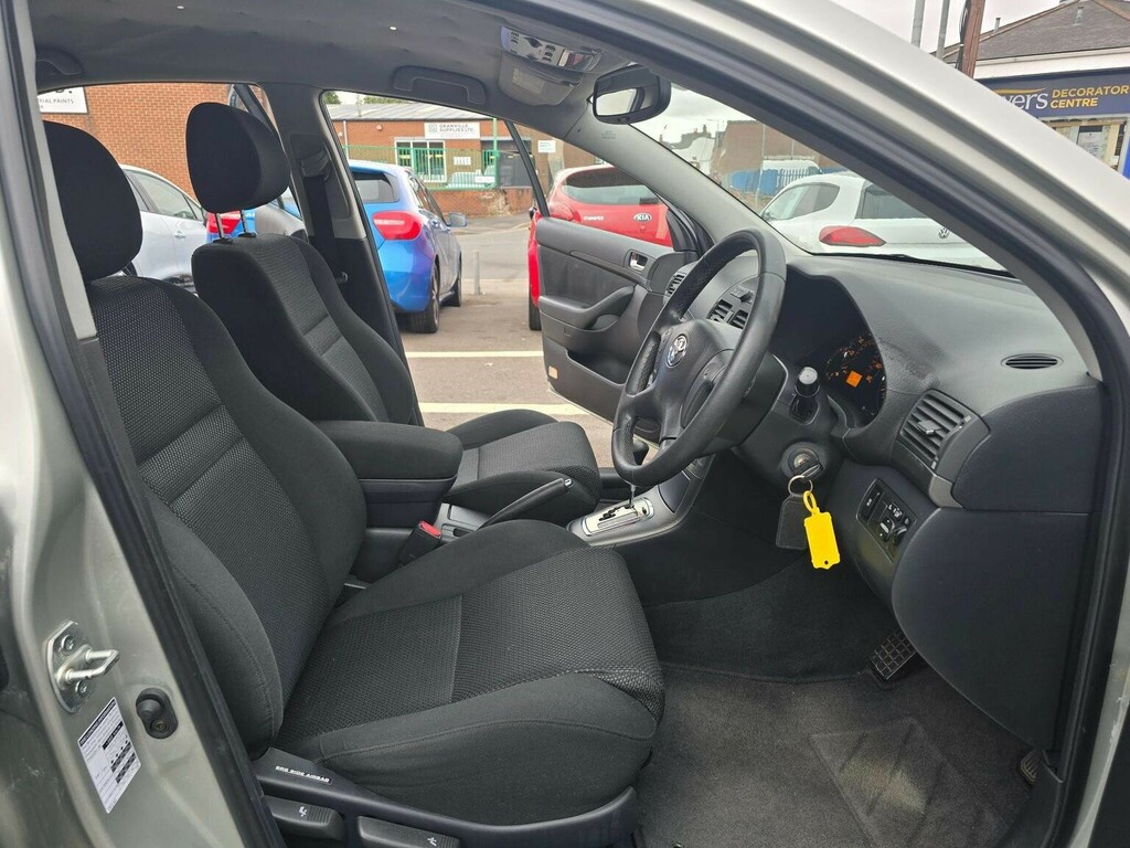 Toyota Avensis Hatchback Green #16