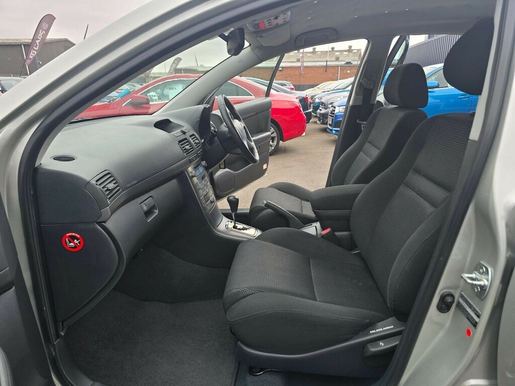 Toyota Avensis Hatchback Green #19