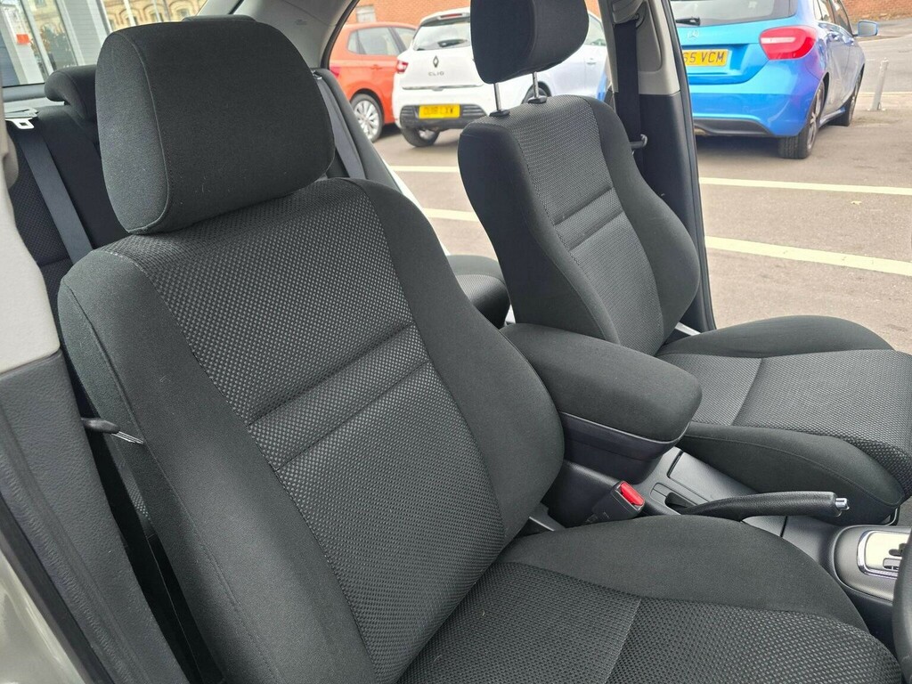 Toyota Avensis Hatchback Green #11