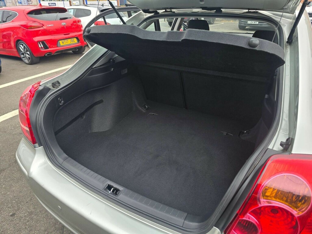Toyota Avensis Hatchback Green #15
