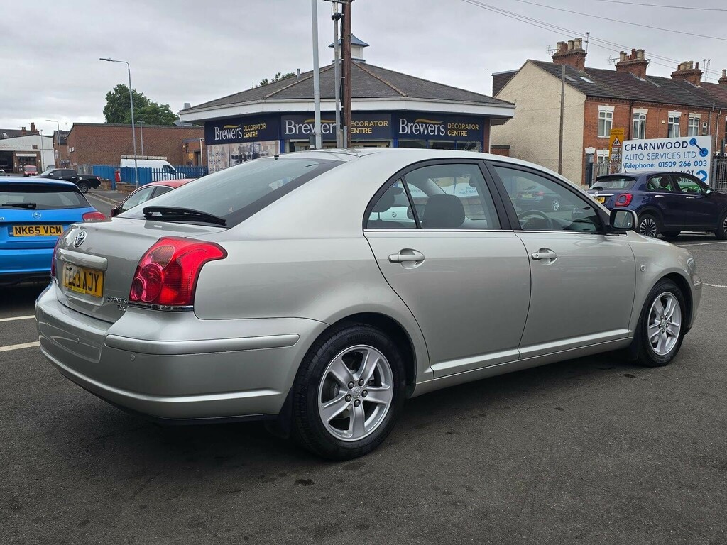 Toyota Avensis Hatchback Green #12