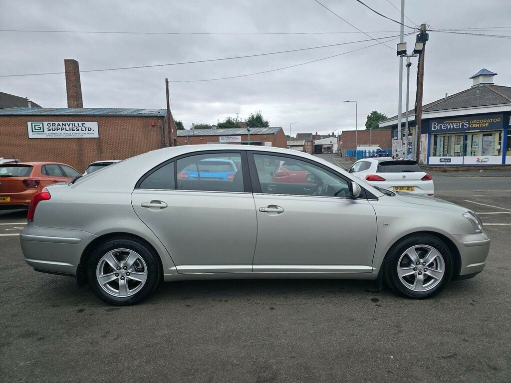 Toyota Avensis Hatchback Green #9
