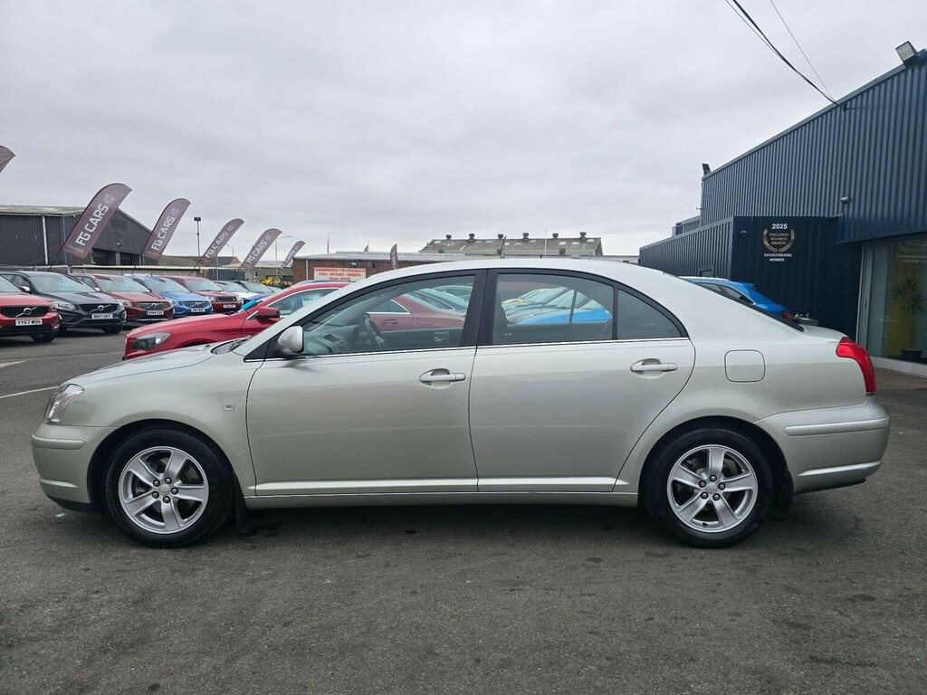 Toyota Avensis Hatchback Green #8