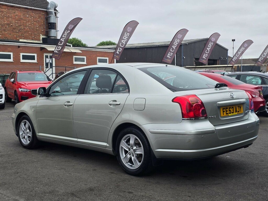 Toyota Avensis Hatchback Green #10
