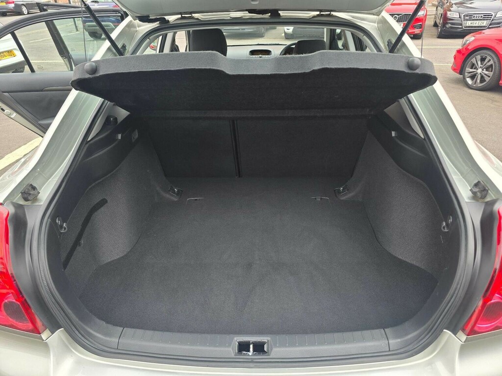 Toyota Avensis Hatchback Green #14