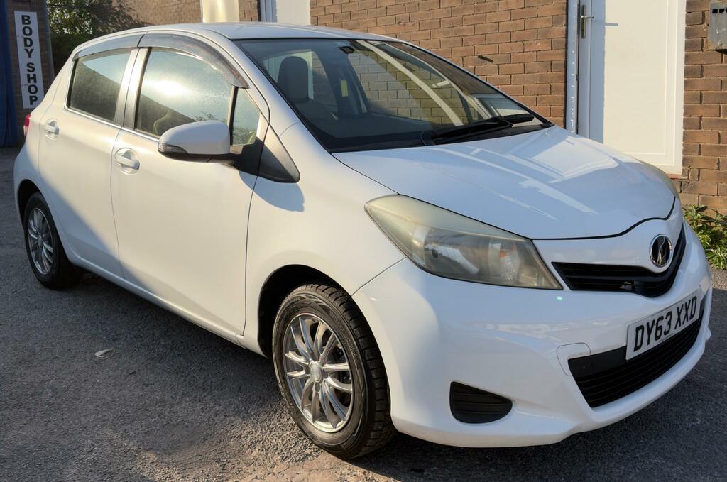Toyota Vitz Yaris 1.0 White #4