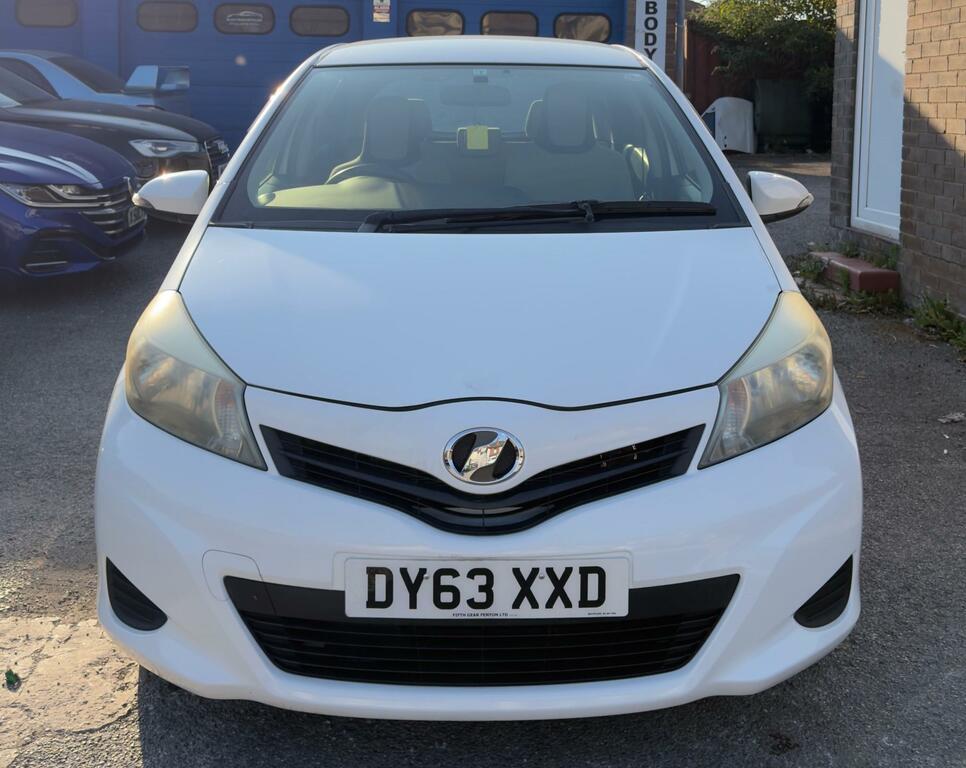 Toyota Vitz Yaris 1.0 White #2