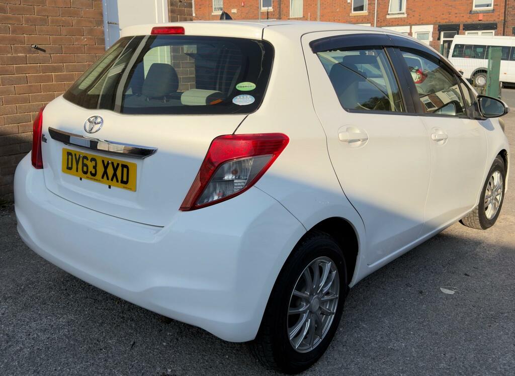 Toyota Vitz Yaris 1.0 White #5
