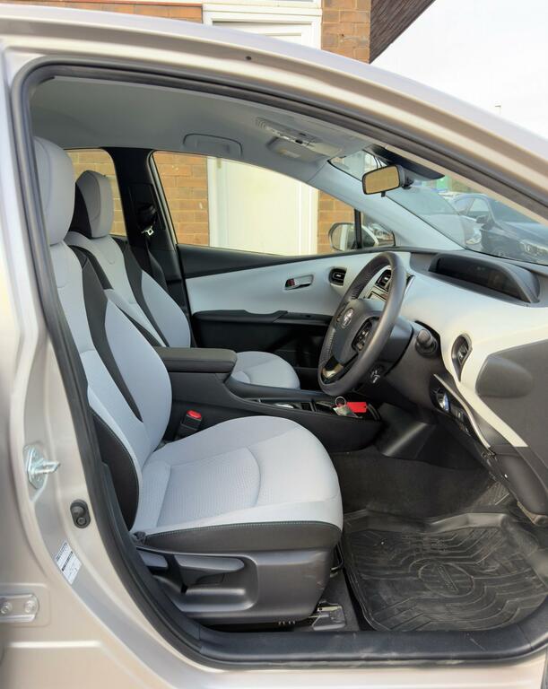 Toyota Prius 1.8L Excel White #9