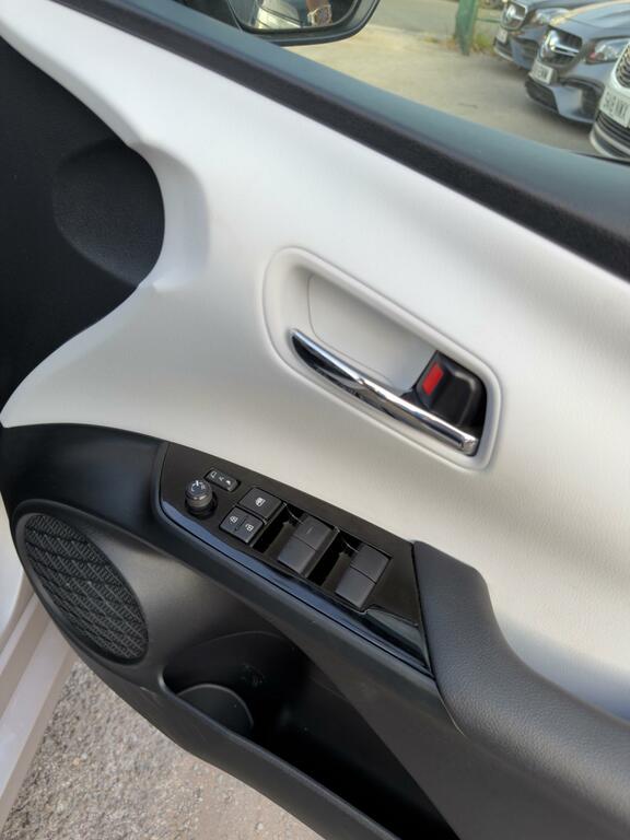 Toyota Prius 1.8L Excel White #10