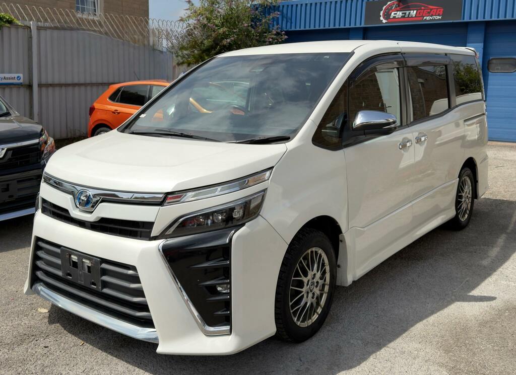 Toyota Voxy 1.8 Hybrid White #3
