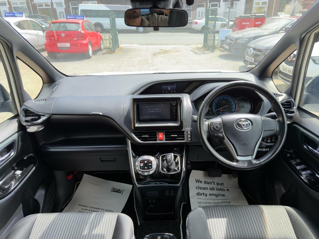 Toyota Voxy Noah Hybrid 1.8 Zwr80 Grey #13