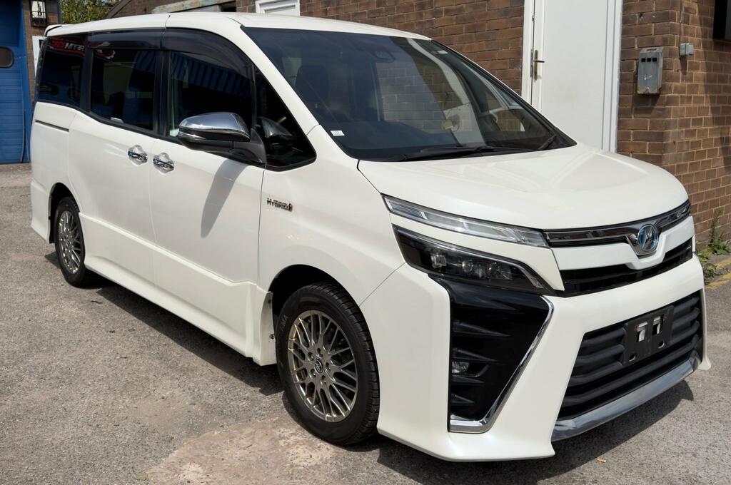 Toyota Voxy 1.8 Hybrid White #4