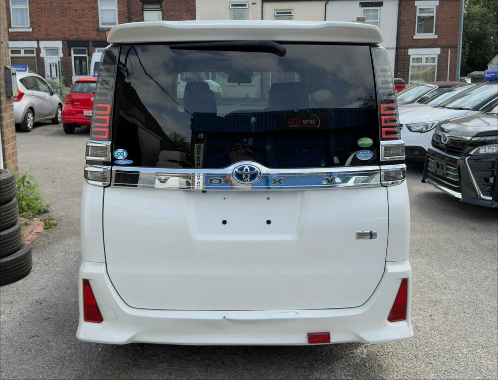 Toyota Voxy 1.8 Hybrid White #6