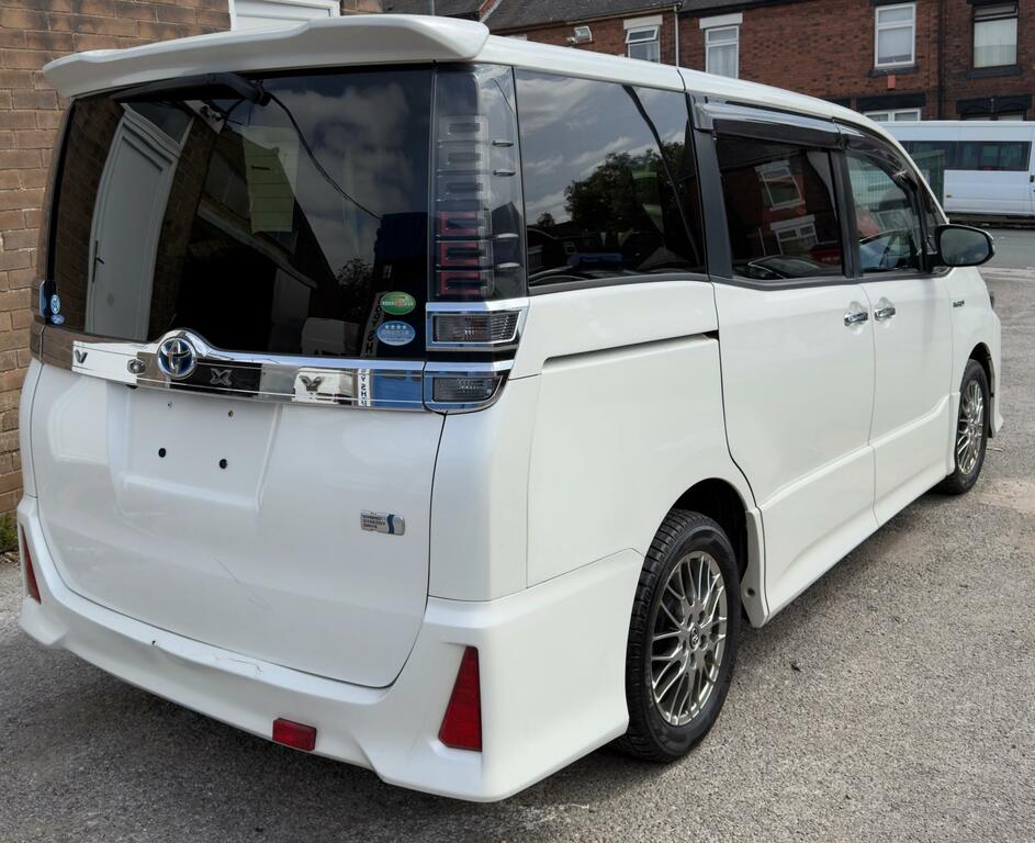 Toyota Voxy 1.8 Hybrid White #5