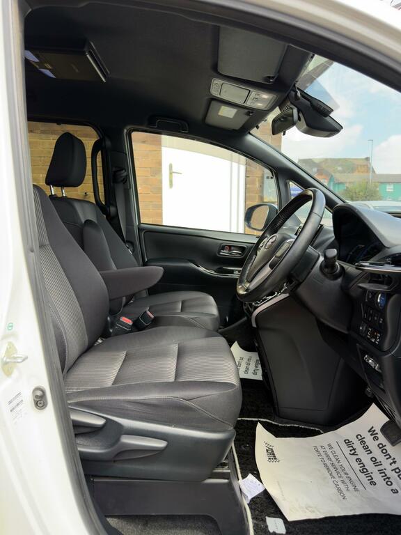 Toyota Voxy Noah Hybrid 1.8 Zwr80 Grey #17