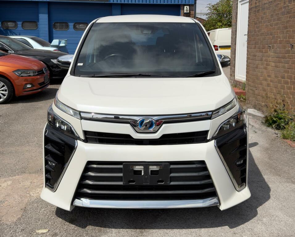 Toyota Voxy 1.8 Hybrid White #2