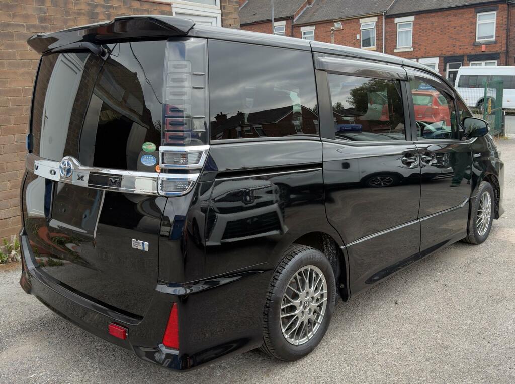Toyota Voxy Zs 1.8 Hybrid Black #5