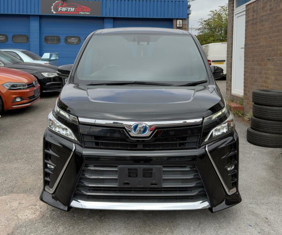 Toyota Voxy Zs 1.8 Hybrid Black #2
