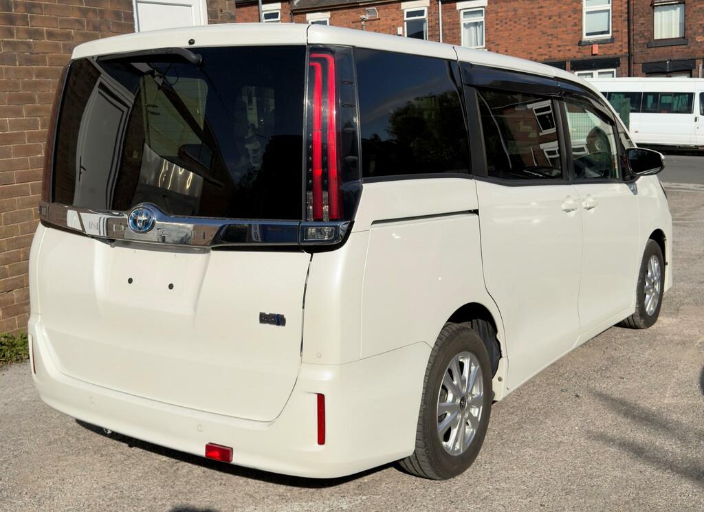 Toyota Noah G 1.8 Hybrid White #5