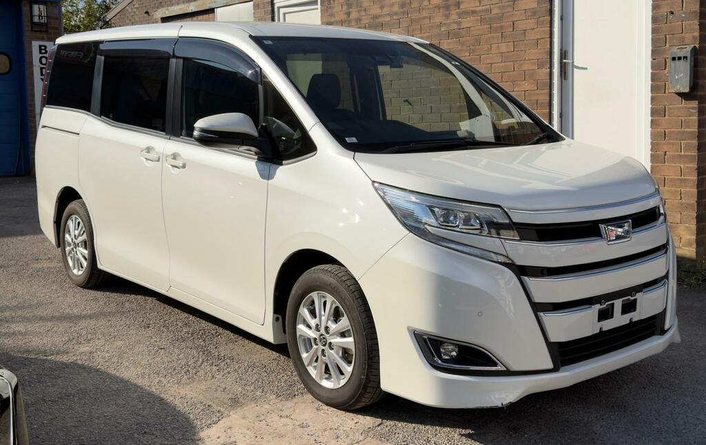 Toyota Noah G 1.8 Hybrid White #4
