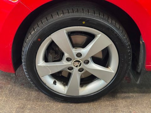 Skoda Rapid 1.6 Tdi Elegance Euro 5 Red #8