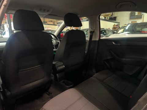 Skoda Rapid 1.6 Tdi Elegance Euro 5 Red #20