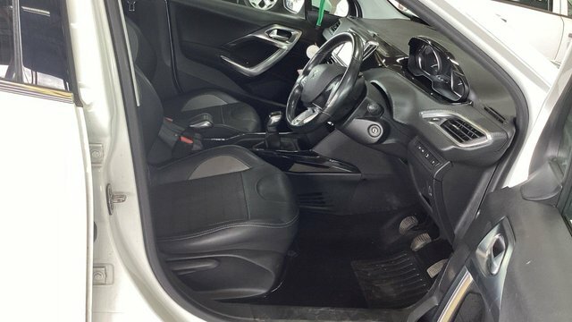 Peugeot 2008 2018 1.2 Puretech Allure Premium Suv Ma White #4