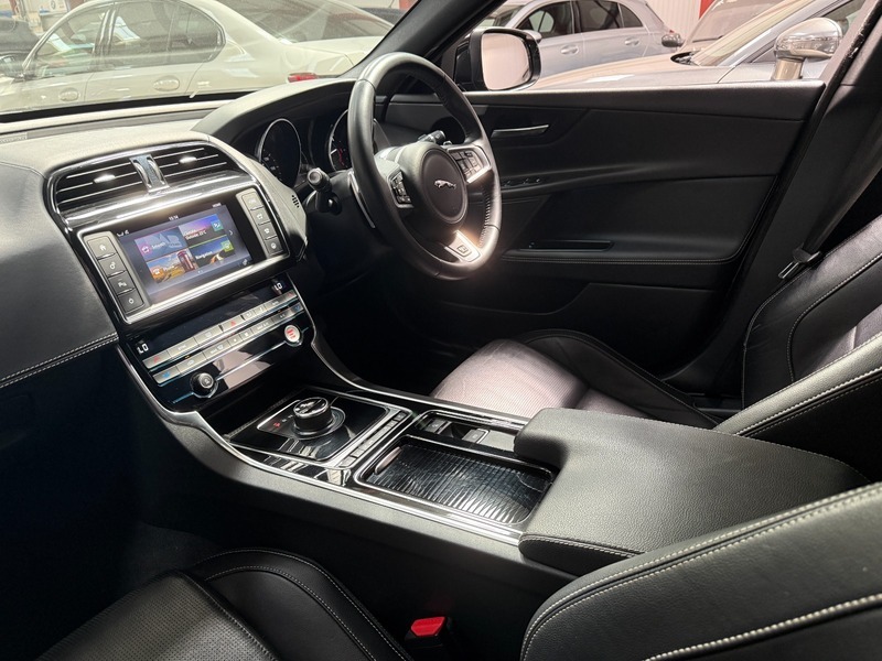 Jaguar XE D R-sport Black #5