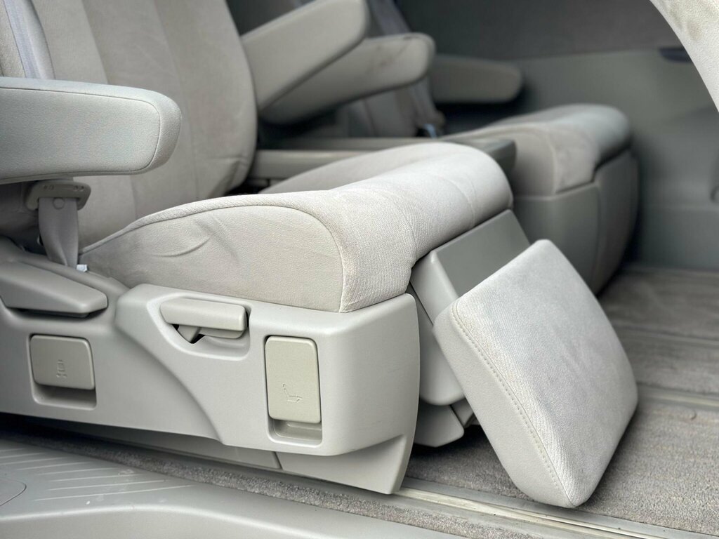 Toyota Estima -  #32