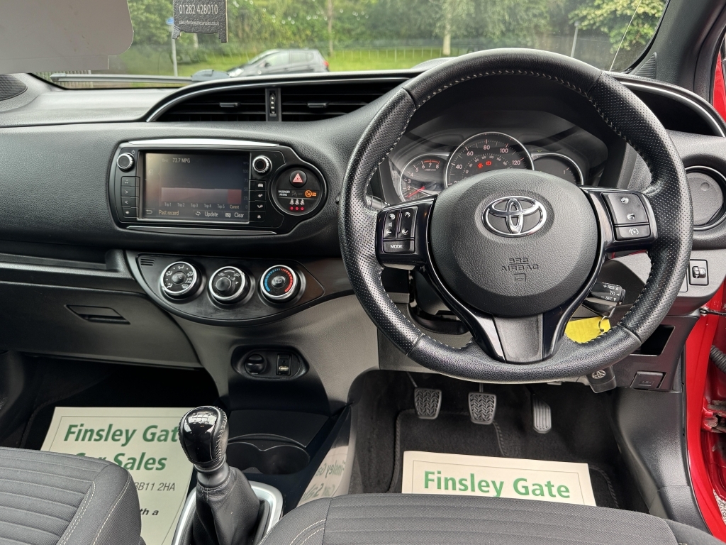 Toyota Yaris 1.3 Vvt-i Design Black #2