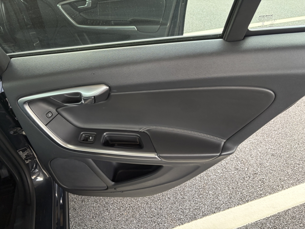 Volvo S60 D4 R-design Lux Nav Black #32