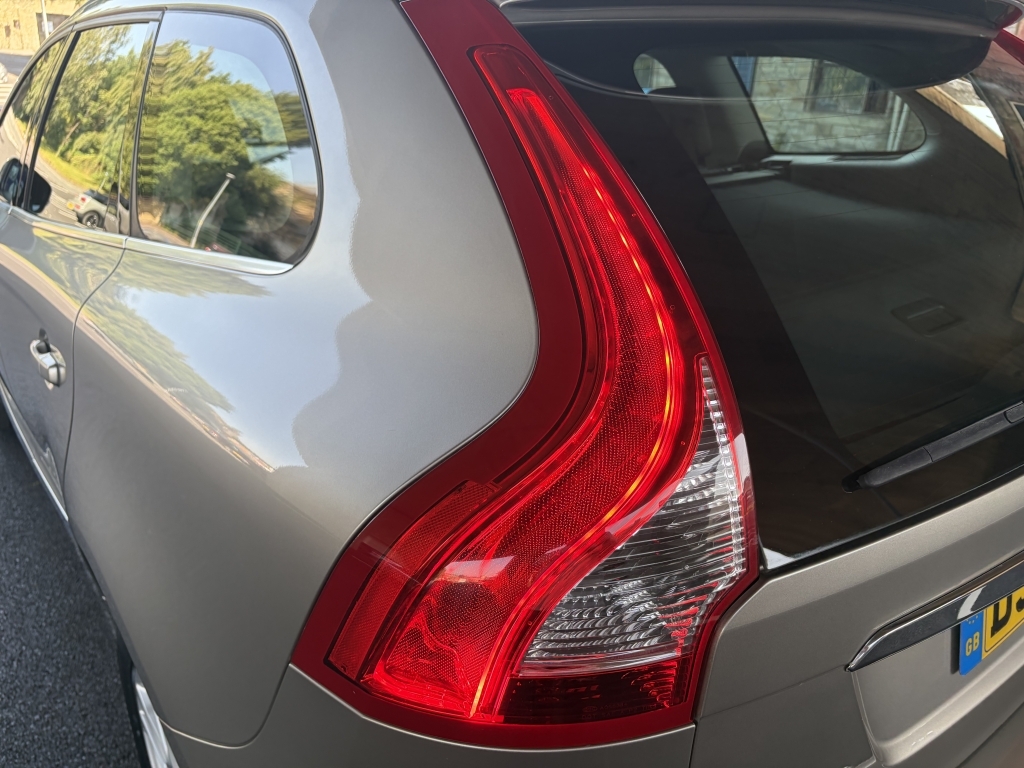 Volvo XC60 D4awd R-design White #15