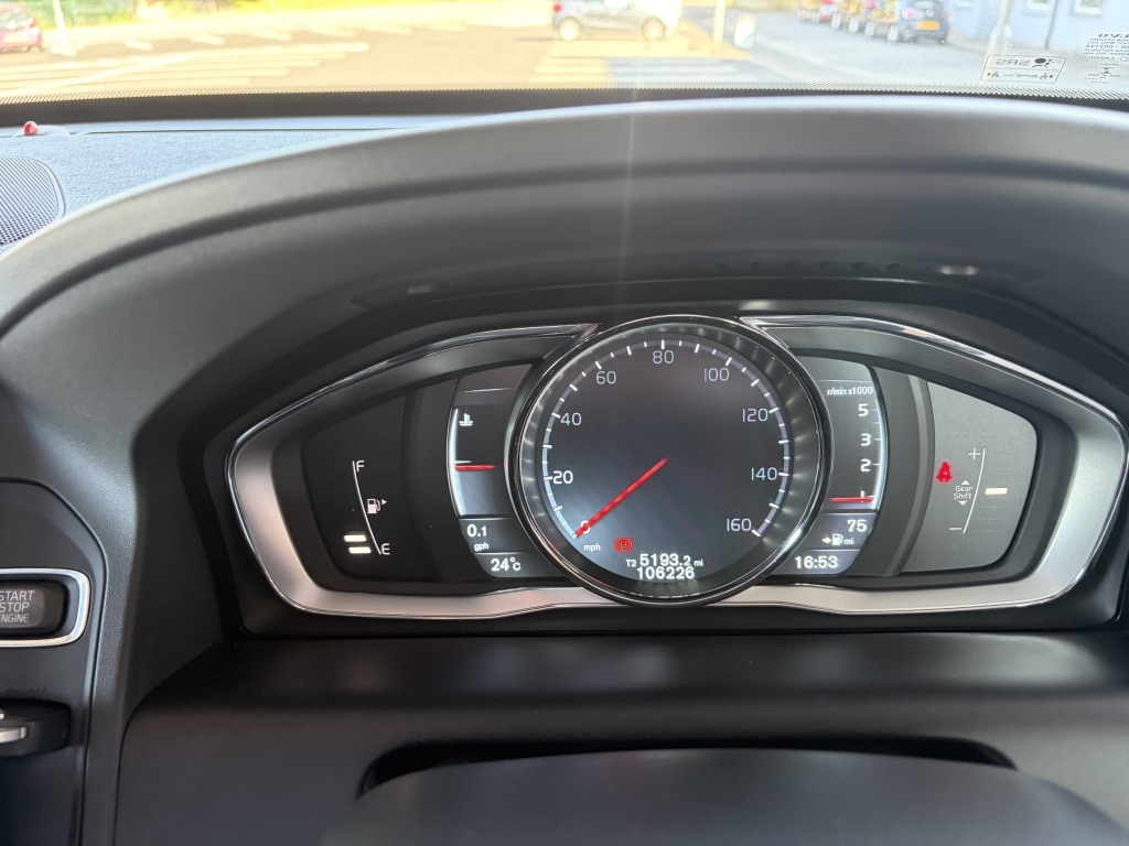 Volvo XC60 D4awd R-design White #60