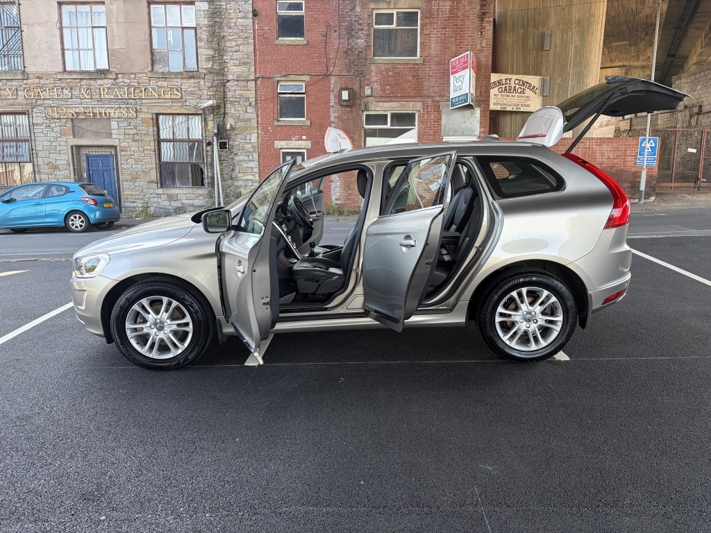 Volvo XC60 D4awd R-design White #88
