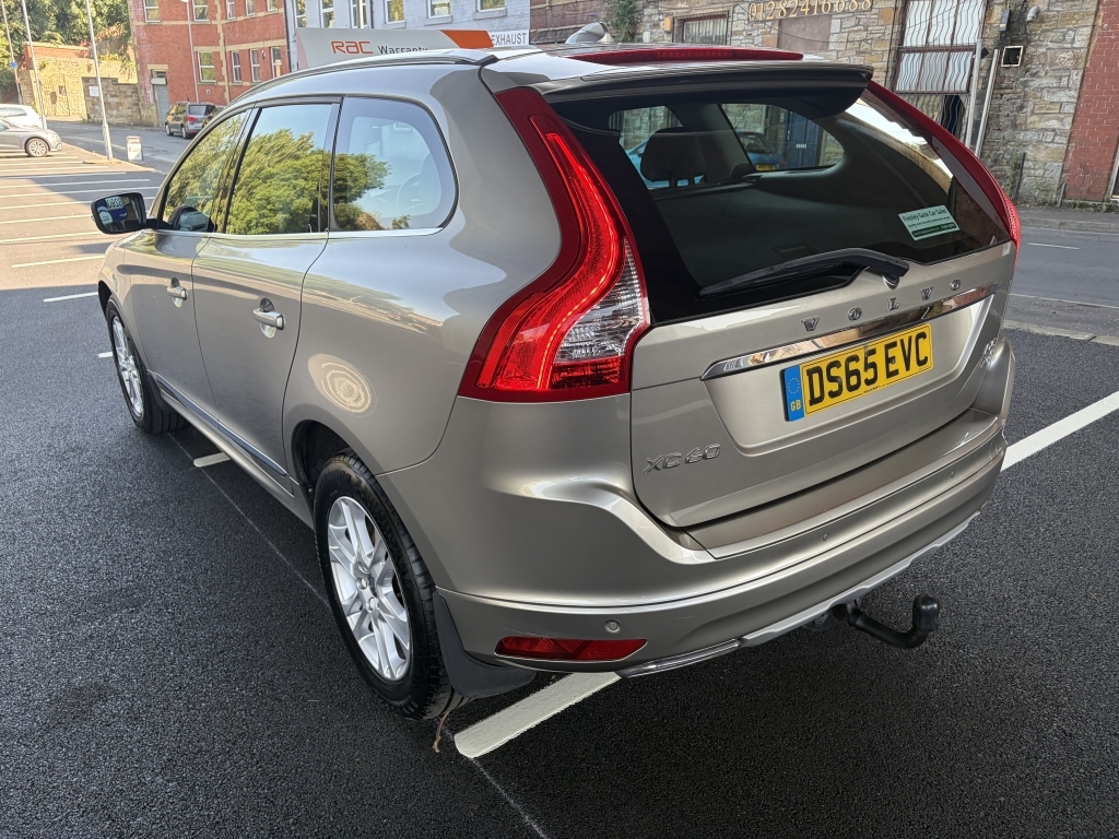 Volvo XC60 D4awd R-design White #16